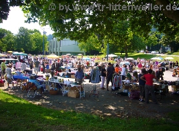 Flohmarkt mit Aula von der PH